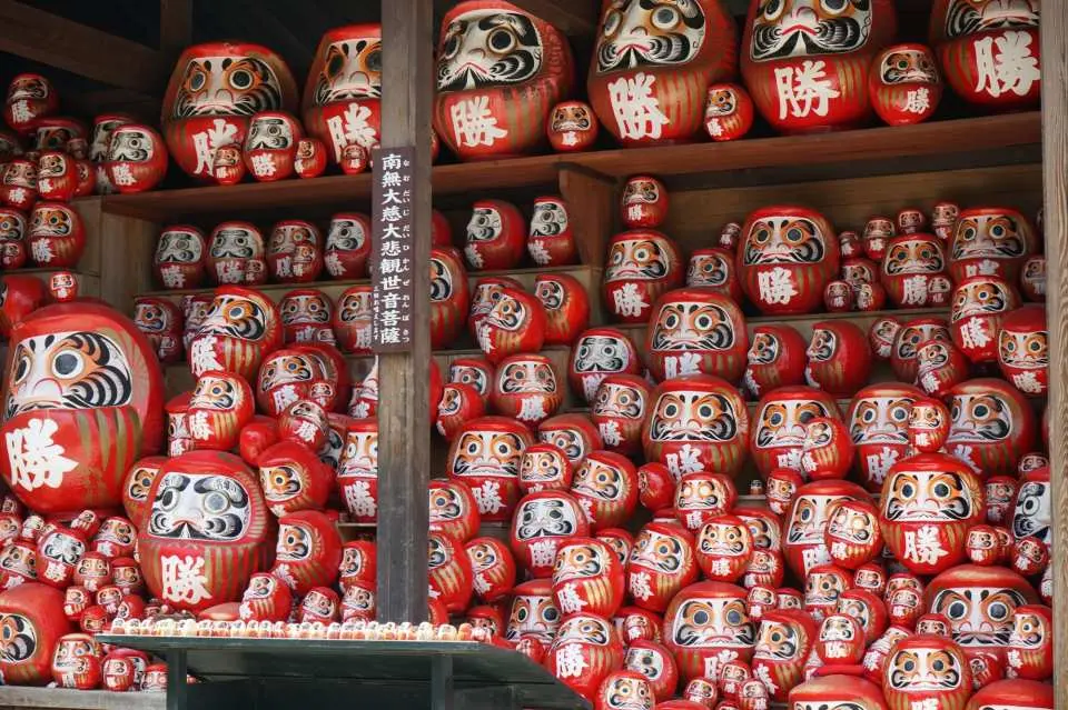 胜尾寺内这些色彩鲜艳、神情各异的小达摩，是前来祈愿的人们在许下心愿后供奉于此的。
