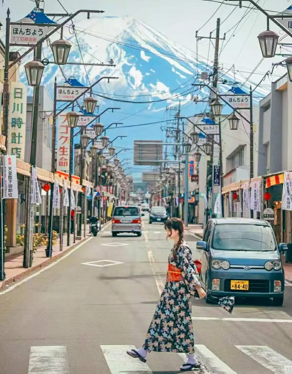 【Ngắm nhìn núi Phúc Kiến từ xa】 Điểm tham quan này nằm ở Thị trấn Thang Trời, một địa điểm chụp ảnh nổi tiếng, độc đáo và lý tưởng để đăng lên Instagram. Con phố trông giống như một chiếc thang dẫn thẳng lên núi Phúc Kiến.