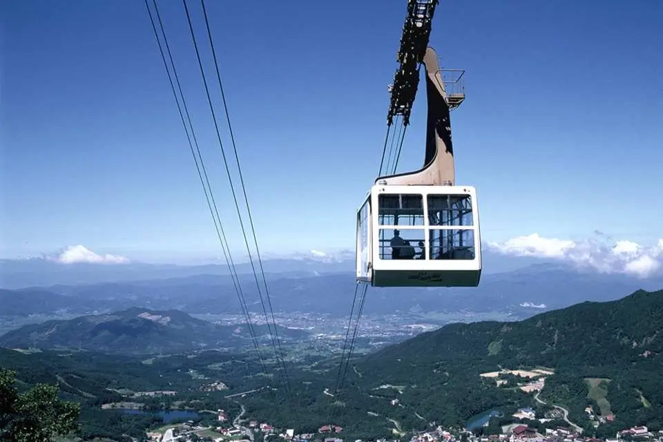 ケーブルカーで山頂までまっすぐ登れば、蔵王山脈の壮大な景色を一望できます。