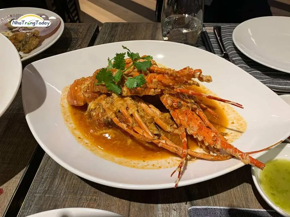 芽庄Ngon Gallery五星级餐厅的招牌龙虾大餐，两只鲜美龙虾沐浴在浓郁酱汁中，呈现奢华海鲜飨宴。