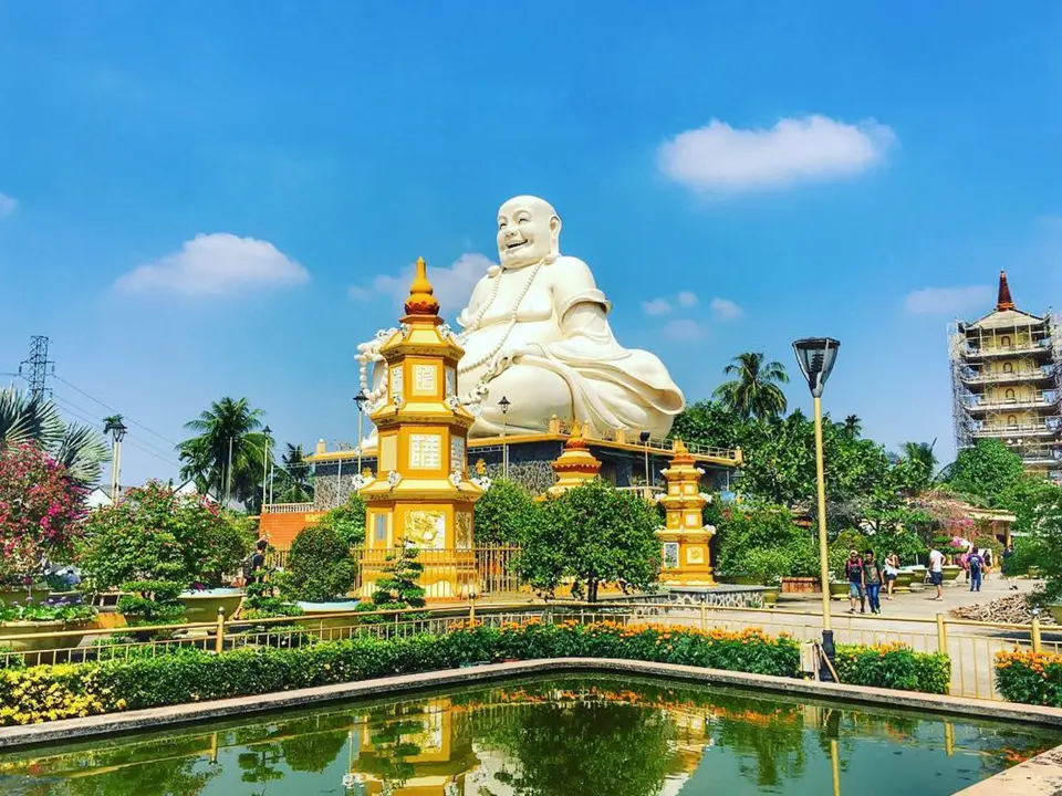 🛕 Vinh Trang Pagoda
Explore one of the most beautiful pagodas in Southern Vietnam, blending Eastern and Western architecture. A peaceful stop to end your Mekong experience on a calm and spiritual note.