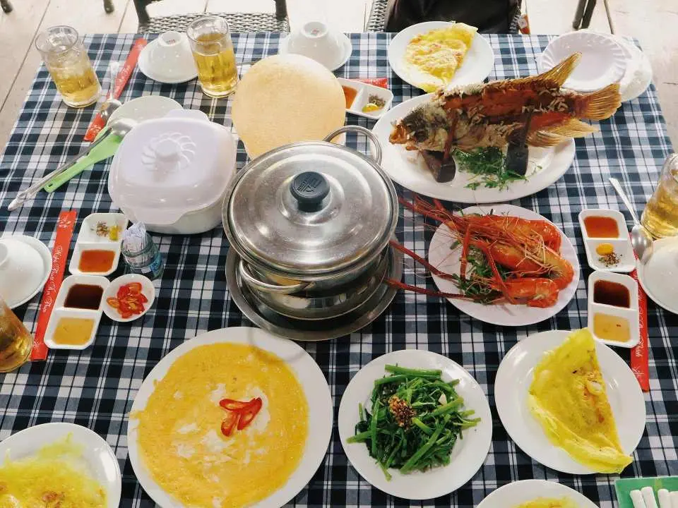 🍽️ Local Mekong Lunch
Enjoy a delicious Vietnamese lunch featuring local Mekong specialties. Simple, fresh, and full of authentic local flavors.