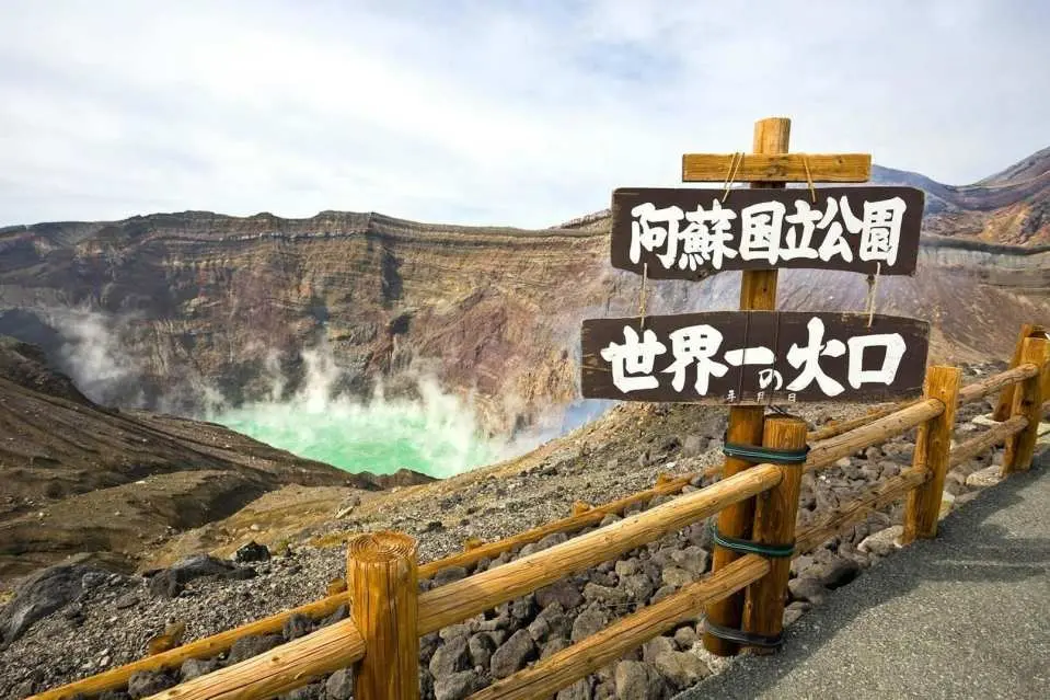 Looking down at the crater from a distance, gazing at the plumes of white smoke rising from it, allows your journey to experience the astonishing power and magnificent beauty of nature.