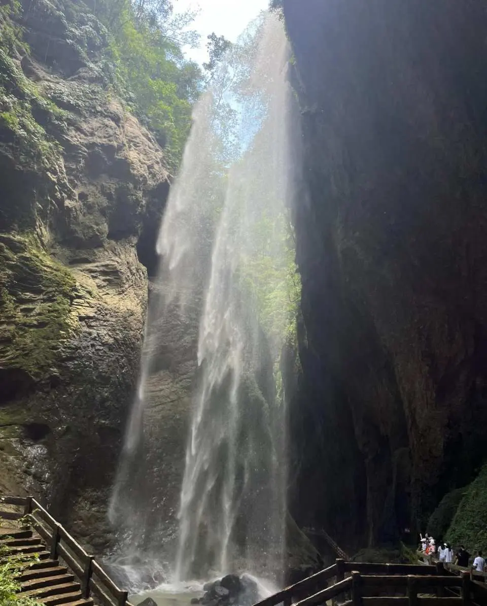 龙水峡地缝
龙水峡地缝是全长4公里的泉水流瀑挂壁险峻幽深，怪石峥嵘，在武隆区仙女山镇境内。龙水峡地缝设有80米瀑布水帘，奇哉妙哉。地缝中老树藤萝盘绕，泉水流瀑挂壁险峻幽深，怪石峥嵘，明涧湍急。