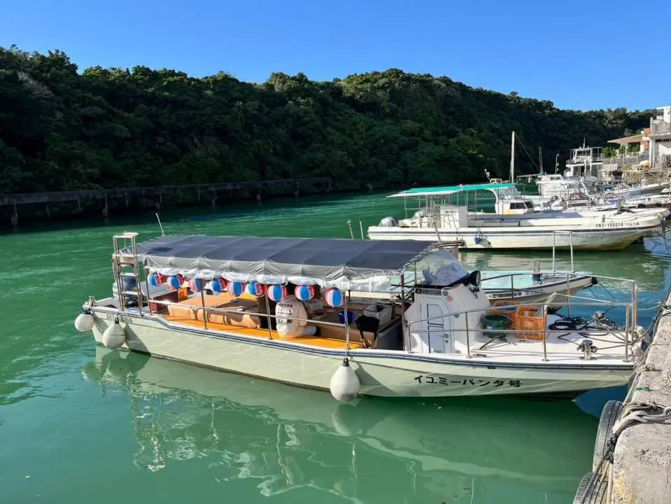 请于日落前 40 分钟在嘉手纳渔港集合。 （时间可能因季节而异。）

船夫会引导您上船。