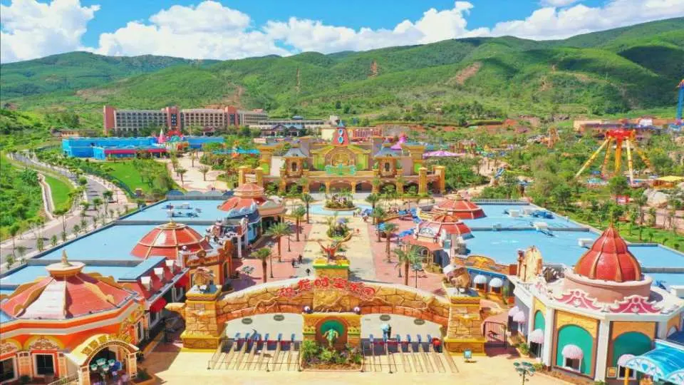 恐龙乐园位于恐龙文化科学展示区北侧，被称为恐龙时空乐园，其占地约330亩，现拥有27个游乐项目点，包含声光电相结合的高科技、沉浸式影院项目；各类游乐设备97台,舞台类项目4场，同时还有行为艺术、变形金刚互动、恐龙巡游、迎宾表演等定期演出。