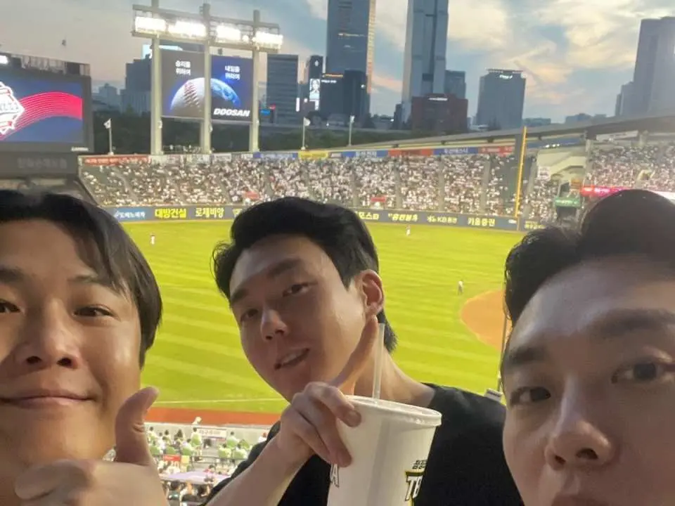 At Jamsil Baseball Stadium, enjoy the lively atmosphere of local fans’ cheers, cheerleaders’ K-pop dance performances.