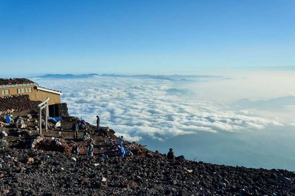 The view from the mountaintop is a fantastical world floating above a sea of ​​clouds. The mystery of nature unfolds before you, enveloped in silence.