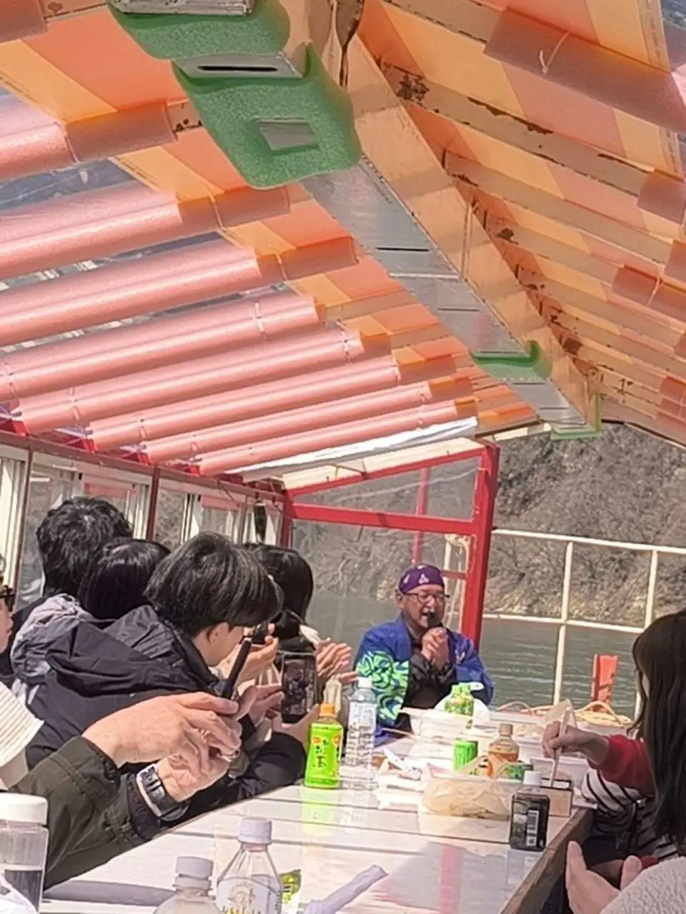 最上川觀光船（古口港）：搭乘最上川觀光船，沿著松尾芭蕉筆下《奧之細道》中讚頌的最上川航行，欣賞峽谷兩岸四季自然美景。航程約50分鐘（12:50–13:40），船夫將現場演唱傳統最上川舟歌，讓您沉浸於日本水運文化與詩意風景之中。行程包含山形特色芋煮湯與炭烤鹽味香魚套餐。正常情況於草薙港下船返回巴士；如遇強風、濃霧等天候因素，航線可能調整為古口港往返迴遊航線，航行時間及費用不變，並贈送最上川「人偶放流活動」祈福體驗，祈求平安順遂。