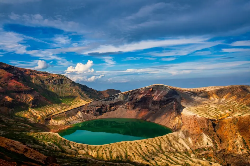 御釜火山口湖：御釜位於藏王連峰山頂，是火山噴發形成的火山口湖，因湖水會隨天氣與光線呈現不同色彩，又被稱為「五色沼」或「魔女之眼」。遊客可於觀景台俯瞰壯麗火山地形，並參拜刈田嶺神社。每年約4月底至11月初開放，春季可欣賞著名雪之迴廊，夏季適合避暑觀景，秋季則可飽覽紅葉美景。若因冬季封山或道路管制無法前往御釜，行程將改為搭乘藏王纜車欣賞世界聞名的藏王樹冰奇景。