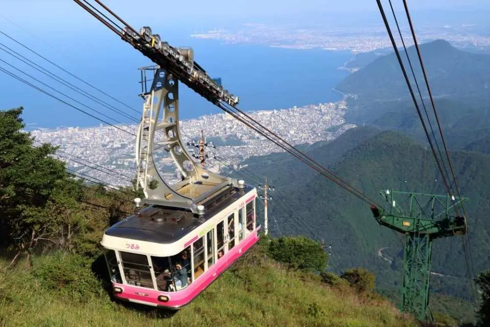 The Beppu Ropeway (別府ロープウェイ) is located in Beppu City, Oita Prefecture, Japan, and is an important tourist transportation facility for reaching Mount Tsurumi (1,375 meters above sea level). The ropeway is approximately 1,816 meters long, with a one-way trip taking about 10 minutes. It features several support towers along the way, offering panoramic views of Beppu City, Beppu Bay, and the surrounding mountains.

Beppu Ropeway fares are as follows:
Seniors (70 years and older): 1700 yen round trip
Adults (Junior high school students and above/13 years and older): 1800 yen round trip
Children (4 years old to elementary school students): 900 yen round trip
Children (0-3 years old): Free