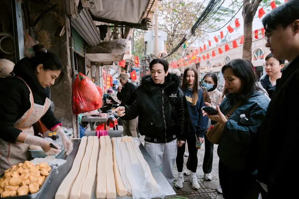 Tham quan chợ:
Đi chợ và tìm hiểu về văn hóa ẩm thực Việt Nam, mua nguyên liệu cho lớp học nấu ăn.