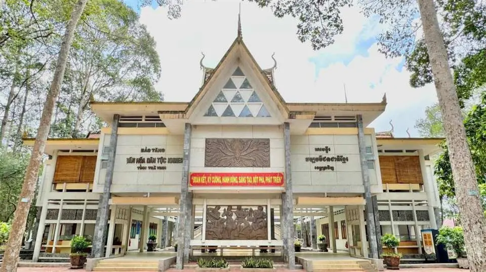 Southern Khmer Culture Museum

Next, you will visit the Khmer Culture Museum, located just a few steps from the pond – home to hundreds of valuable artifacts, images, and documents about the life, beliefs, art, and festivals of the Southern Khmer community. Through this, visitors will have the opportunity to learn more about the unique cultural identity of this region.