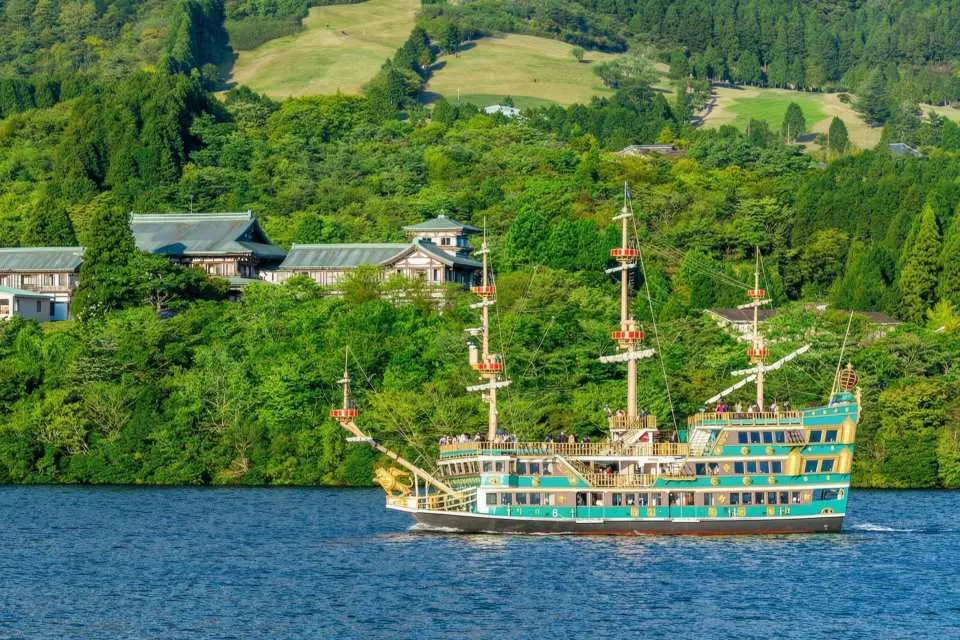 搭乘海盜船，開啟一段穿梭湖光山色的奇幻之旅。