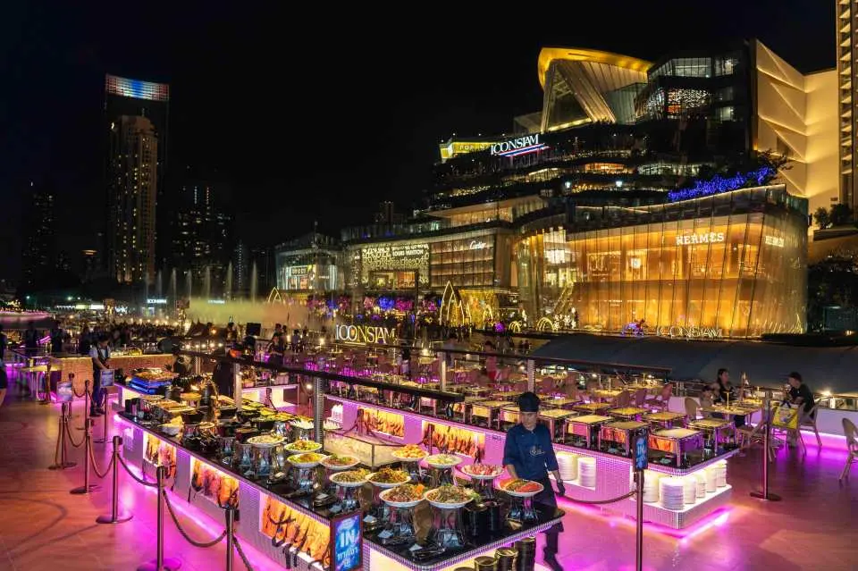 Enjoy a delicious buffet with Thai dishes, international favorites, and freshly prepared food while cruising along the Chao Phraya River.