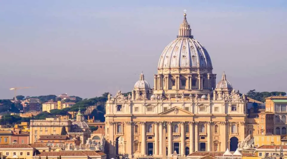 第一站：梵蒂冈博物馆 (Vatican Museums)
——“在人类文明的走廊里，与众神擦肩而过”
如果说艺术是一场漫长的朝圣，这里就是终点。长达 7 公里的展厅里，不仅仅是石头与颜料，而是几个世纪的权力和灵光。
•双螺旋楼梯：尚未正式进入，便已被这充满几何美感的出口楼梯击中，仿佛预示着一场跨越时空的垂直旅程。
•拉斐尔画室：在《雅典学院》前停下，看柏拉图指天，亚里士多德指地，感受那种人类理性巅峰的和谐与平衡。
•地图廊：穿行在金色的拱顶下，两侧是 16 世纪绘制的意大利地图，那一抹沉静的“意大利蓝”会让你迷失在古老的地中海海风里。