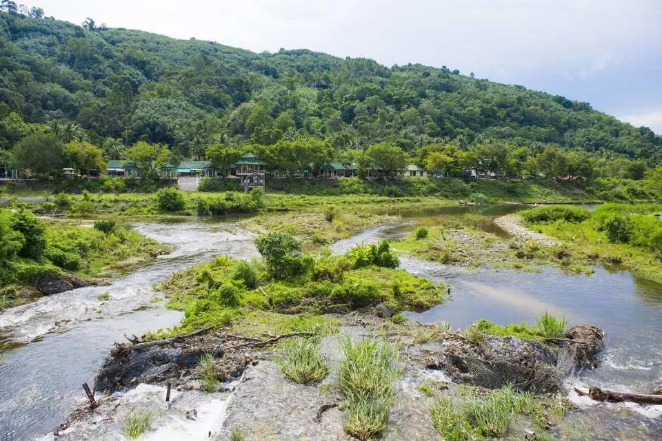 岷江源頭濕地公園
岷江源頭濕地公園位於松潘縣川主寺鎮，為岷江正源核心生態區，是九寨黃龍沿線獨具特色的高原原生濕地景區。園區擁有完整的高原濕地生態，草甸遼闊、溪流蜿蜒、水色澄澈，遠接高原雪峰，風光靜謐原始、空氣清新，不同於九寨、黃龍的水景地貌，以原生高原濕地風情為核心特色，盡顯川西高原的純淨遼遠之美。