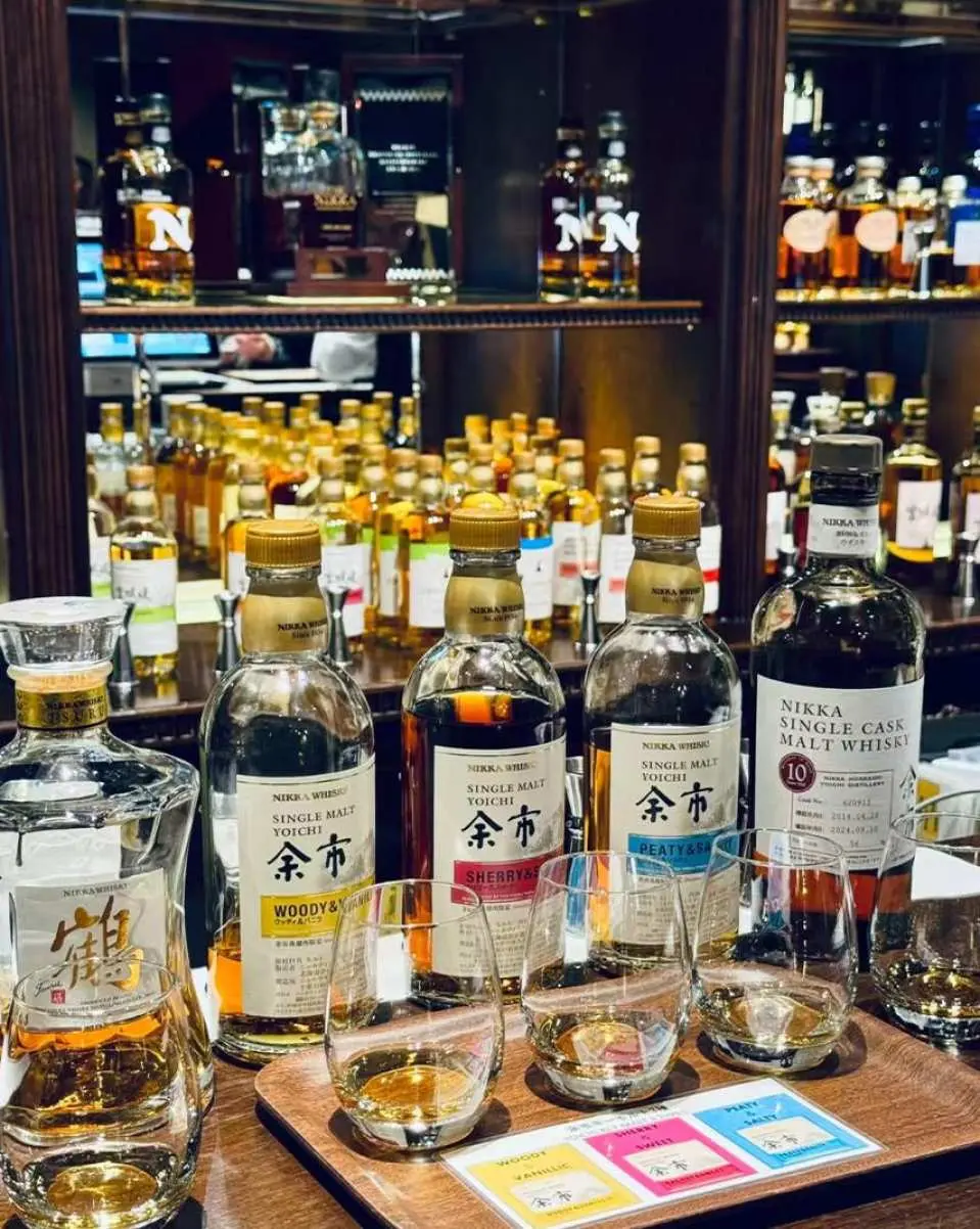 세계에서 유일하게 석탄을 직접 증류하는 방식을 고집하며, 온도 조절을 전적으로 "석탄 삽질꾼"들의 기술에 의존하는 증류소입니다.