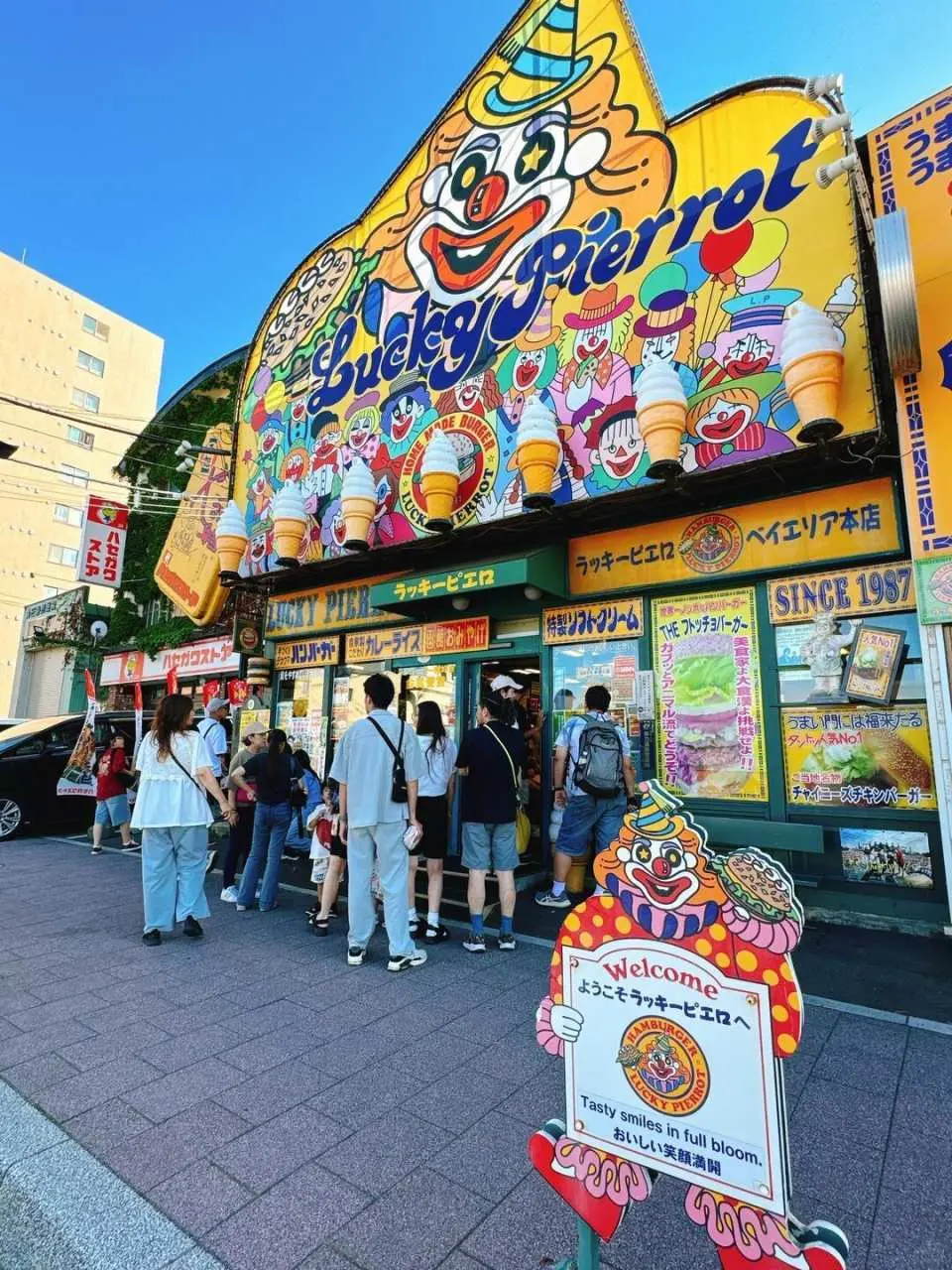 函館のソウルフード：ラッキーピエロ。観光客の写真撮影は禁止！旅程には、地元で人気のハンバーガー店を訪れ、最も人気がありボリュームたっぷりの「中華風チキンレッグバーガー」を味わい、函館独自のB級グルメ文化を体験することが含まれています。
