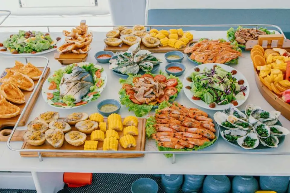 Nemo游艇上供应丰富的烧烤海鲜午餐，包括鲜虾、鱼和各式美味佳肴，让您大快朵颐。