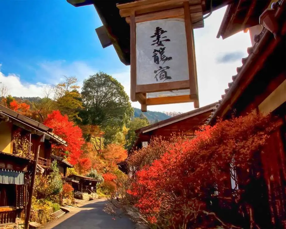 妻籠宿は、かつて山奥の花嫁たちが花婿を待つ場所だったことからその名がついた、馬籠宿よりも素朴で静かな、魅力的な小さな宿です。また、日本の伝統建築保存地区にも指定されています。馬籠宿と妻籠宿を結ぶ街道は人気のハイキングコースとなっており、ミシュラン・グリーンガイドで一つ星を獲得しています。