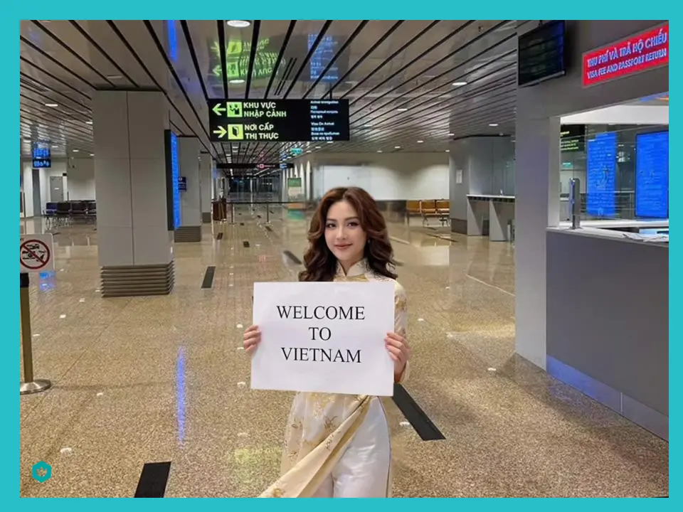 Arrival Fast Track Meeting Point - Arrival Hall - International Terminal 2 (Please find the staff holding YOUR NAME SIGN)