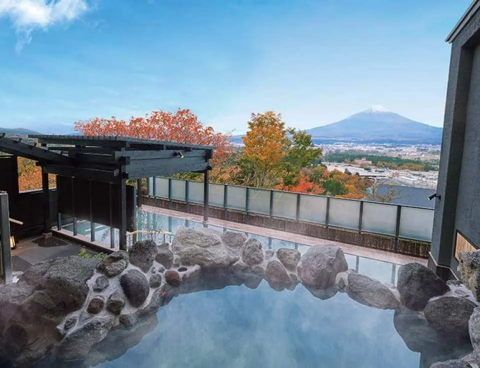 御殿場アウトレットでショッピングを楽しんだ後は、近くの「木の花の湯」温泉でリラックスすることもできます。（行程表による）