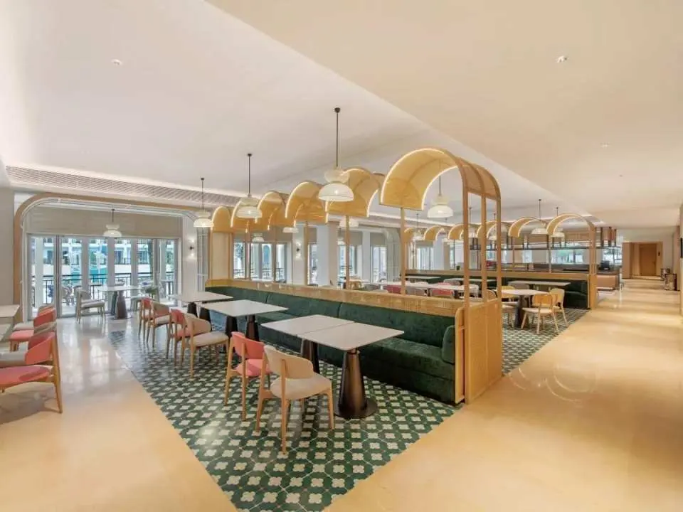 ร้านอาหารที่ตกแต่งอย่างมีสไตล์แต่ให้บรรยากาศอบอุ่น เปิดให้บริการตลอดทั้งวัน มีเมนูอาหารเช้า กลางวัน และเย็นให้เลือกหลากหลาย