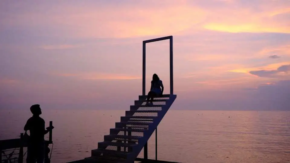 濑户内海百选夕阳。这不是电影的片头照片，是我们的司导为客人拍的合影。