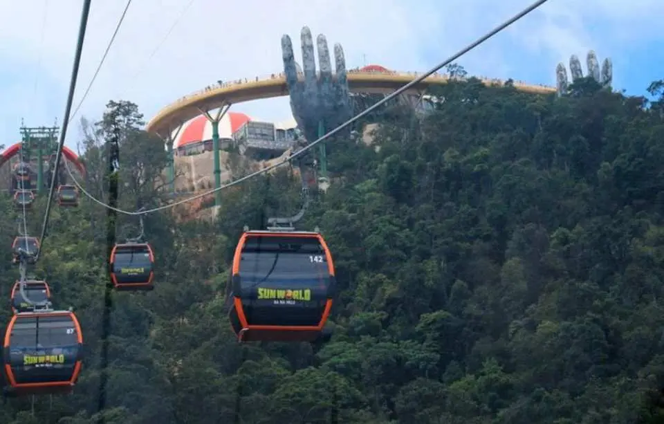 巴拿山纜車緩緩上行，遠處可見金橋與巨手托起的獨特景觀，感受高空纜車的刺激與美景。