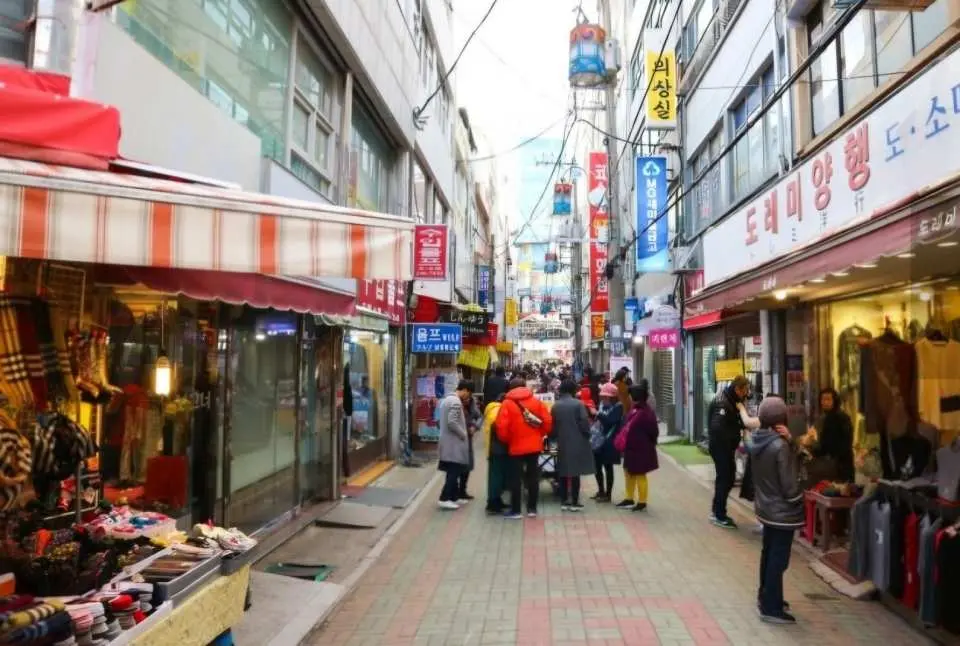 國際市場是一個大型露天市場。在韓戰期間（1950年），美軍士兵曾在國際市場出售他們的貨物。如今，它已發展成為一個規模龐大、物美價廉的露天市場。