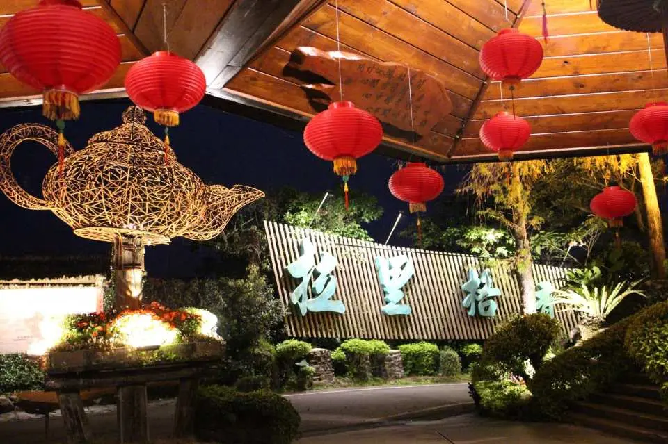 香格里拉休閒農場融合農村體驗、手作活動與夜間生態導覽，帶領旅人感受自然與田園交織的悠閒魅力。