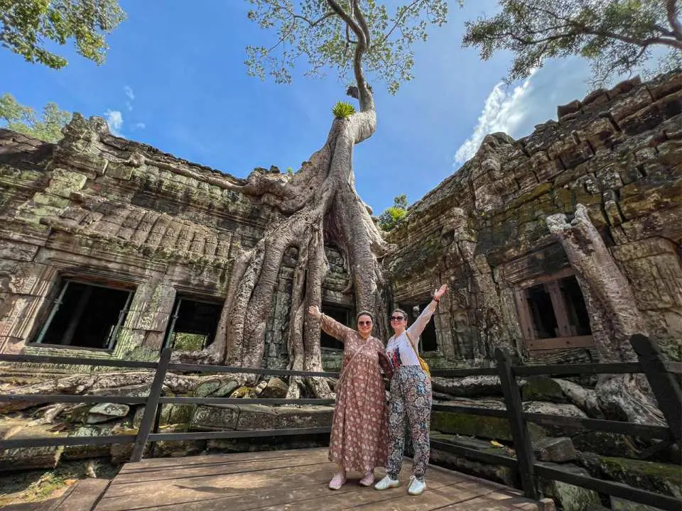 Hãy ghé thăm ngôi đền Ta Prohm nổi tiếng trong rừng sâu và chiêm ngưỡng kiến ​​trúc cổ kính tuyệt đẹp được bao quanh bởi những hàng cây cao vút.