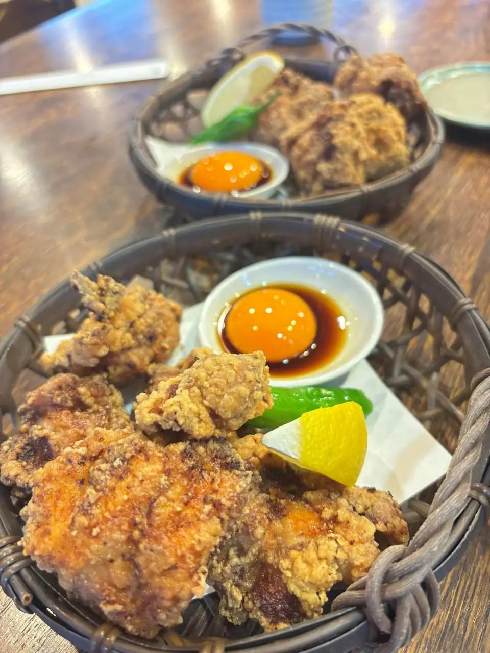 來到美山町還可以品嘗藏在美山町裡的人氣美食——香酥多汁唐揚雞
外皮炸得金黃酥脆，咬下瞬間肉汁四溢，每一口都能感受到雞肉的鮮嫩與濃郁香氣。這份樸實卻令人難忘的美味，吸引許多遊客專程前來品嚐，堪稱美山町的隱藏版在地美食。
(數量有限依照店家提供狀況為主) (營業時間依店家為主)