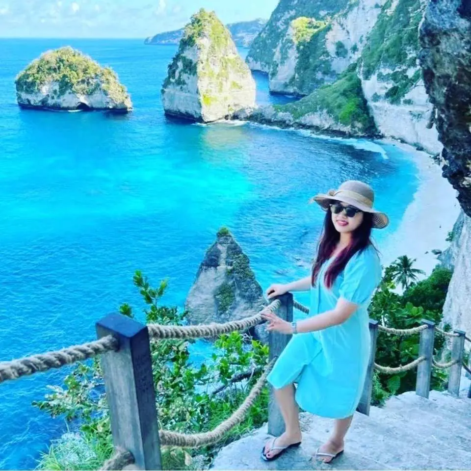 Diamond Beach in Nusa Penida, Bali, is famous for its dramatic, jagged limestone cliffs, pristine white sand, and crystal-clear turquoise waters. It is renowned as a premier Instagram-worthy spot, featuring a dramatic staircase carved into the cliffs, iconic diamond-shaped rock formations, and scenic panoramic views