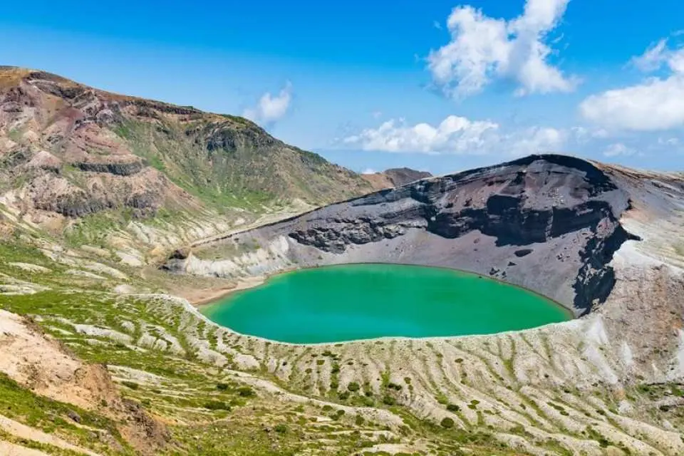[Okama] Okama is a crater lake located on the border between Miyagi and Yamagata prefectures, and is one of the most spectacular scenic spots in the Zao mountain range. Surrounded by three peaks—Karita-dake, Kumano-dake, and Goshiki-dake—it is called "Okama" because it resembles a cauldron. The lake's surface shows various colors, from emerald green to deep blue, depending on the weather, season, and light, and is also called "Goshikinuma" (Five-Colored Pond), and its mystical beauty has captivated many tourists. It is one of Tohoku's most popular tourist destinations and a must-visit when visiting Zao.