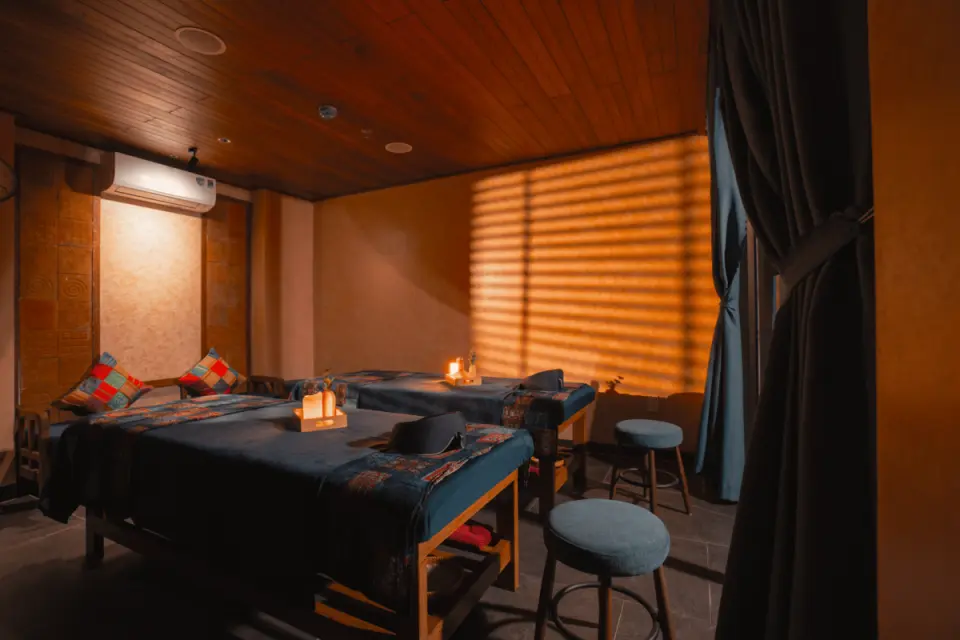 Private VIP rooms for couple