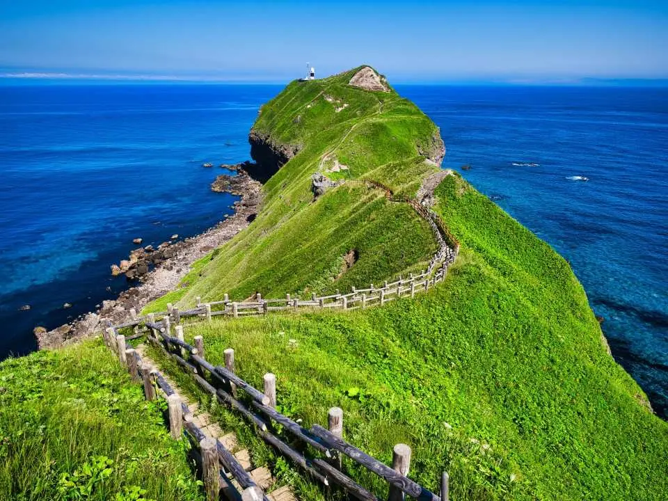沿著步道前往岬端，360度環繞壯闊日本海景色。