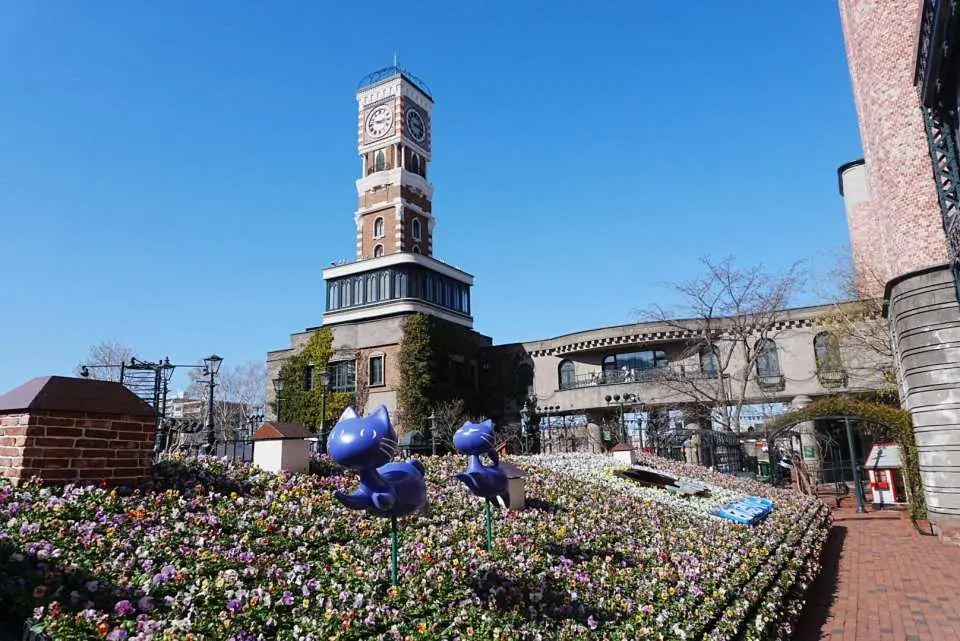 시로이 코이비토 파크: 홋카이도의 대표적인 기념품인 "시로이 코이비토"(하얀 연인)를 테마로 한 공원으로, 유럽풍 건축과 과자 문화가 조화를 이루고 있습니다. 방문객들은 자유롭게 공원을 둘러보고 사진을 찍을 수 있으며, 화이트 초콜릿 디저트도 맛볼 수 있습니다. 관광객들에게 인기 있는 명소입니다. (공원 입장료는 무료이며, 공장 입장료는 800엔입니다.)
