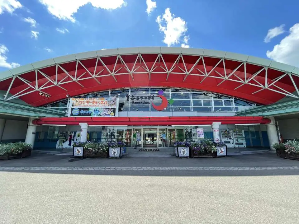 [Akita Furusato Village] This lush green village is the size of four Tokyo Domes. The largest souvenir shop in Akita Prefecture boasts a total of approximately 10,000 items. There is also a well-stocked section for Akita specialties such as Inaniwa udon, Yokote yakisoba, iburigakko, and local sake.