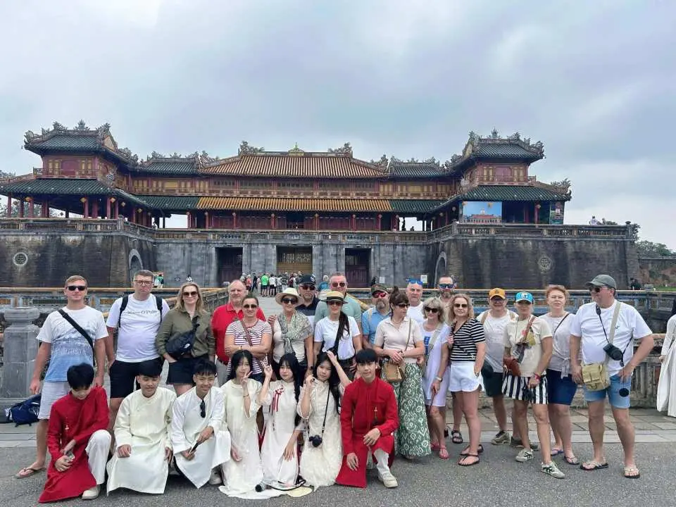 皇城——越南最後一個王朝——阮朝的所在地。這座佔地520公頃的建築群由約100座古蹟組成，是阮朝的遺跡。這裡曾是13位皇帝、妃嬪和宦官的辦公和私人住所。
