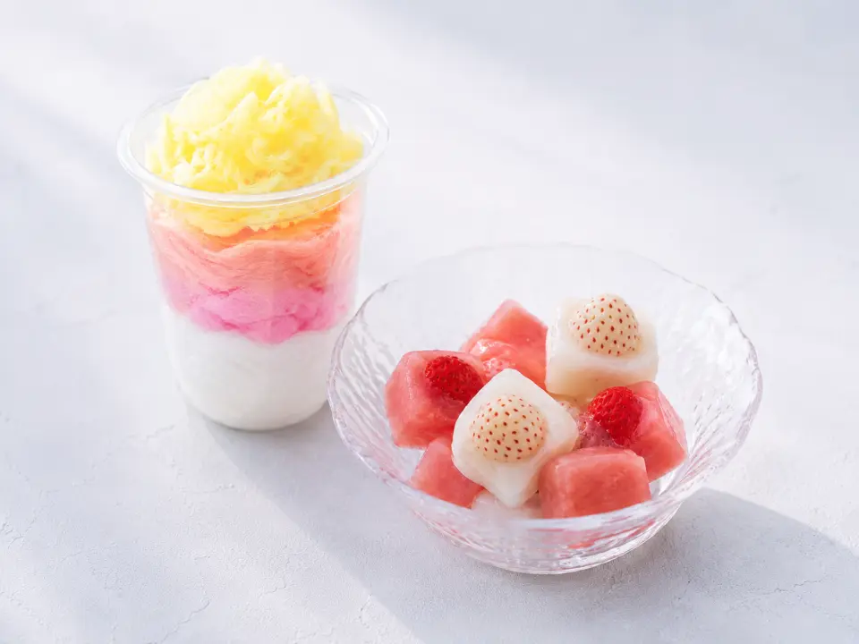 来自埼玉县草莓农园「Berry Berry Berry」直送！夏季方案限定「清凉奢华草莓甜点礼盒」
荣获日本全国金赏、由埼玉县引以为傲的品牌草莓「あまりん」（阿玛林草莓），以及拥有如水蜜桃般高雅甜味的稀有「天使のいちご」（白草莓）。
本农园精心栽培的这两大珍稀品种，特别制作成适合夏季享用的奢华冰凉甜点，直接配送到您手中。
将草莓浓郁甜味完整锁住的「冷冻草莓」，可依个人喜好淋上炼乳，享受清脆爽口的沙沙口感。
此外，礼盒中还包含使用两种品牌草莓奢华制作的特制「葛饼冰淇淋」。其Q弹柔韧的口感，即使在巴士车内也不易融化，让您能安心品尝。
这是专为夏季露天观光巴士打造的限定美味，让您尽情享受只有此刻才能品味到的沁凉草莓双重飨宴！
※ 因天候或季节因素，商品内容可能会有部分调整，敬请见谅。