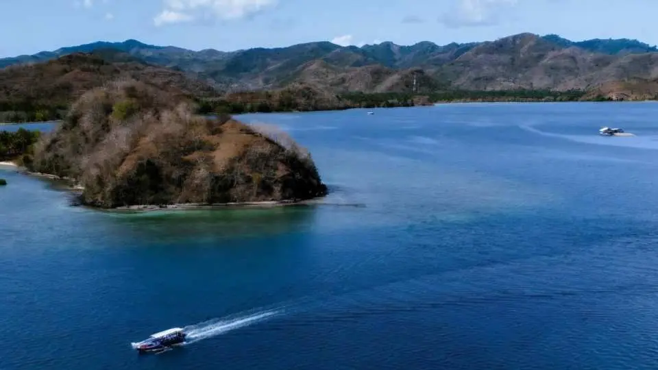 This island boasts a tropical atmosphere that's incredibly tranquil, clean, and pristine. Here, you can relax on the soft white sand beach while enjoying lunch at a local beachside restaurant (at your own expense).