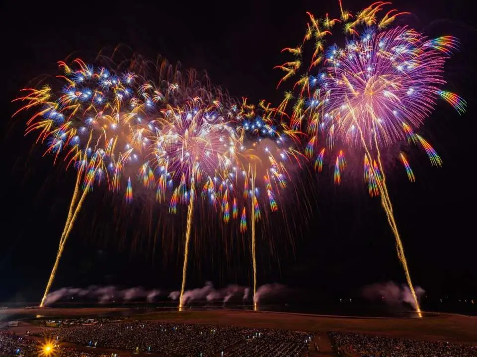 A furious barrage of 300 large fireworks in 2024. Provided by Kashiwazaki City.