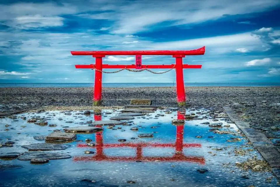 大魚神社
海中鳥居隨潮汐變化展現不同景色，佐賀代表級絕景景點。