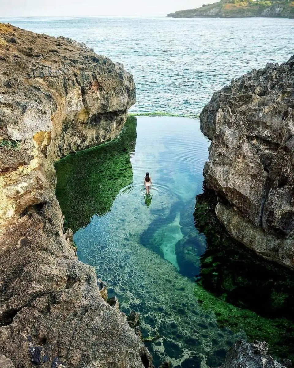 壮大な岩の造形と息を呑むような海の景色に囲まれた、美しい天然のインフィニティプール、エンジェルズ・ビラボンの自然の美しさを発見してください。ヌサペニダ島で最も象徴的な海岸アトラクションの一つをお楽しみください。