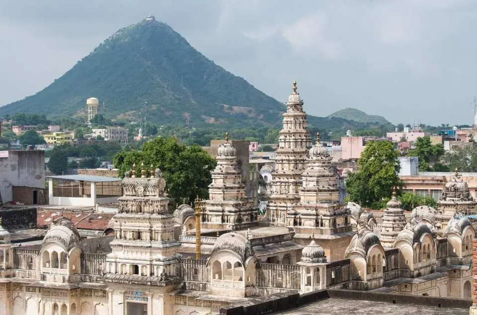 Pushkar is a serene town famous for its sacred lake and vibrant temples. It’s also renowned for the annual Camel Fair, colorful bazaars and spiritual atmosphere that draws visitors from around the world.