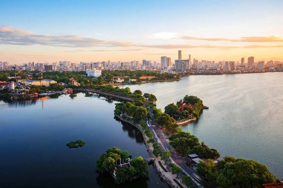 沿著河內風景最優美的街道之一——青春街繼續前行，街道兩旁是兩個寧靜的湖泊。