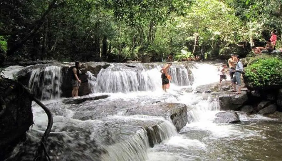 Suoi Tranh Waterfall: Located about 10km east of Phu Quoc Island, a 15-minute walk along a trail in the dense forest will take you to Tranh Stream. This is considered the most beautiful and largest stream in Phu Quoc, with pristine and picturesque natural scenery. You should only visit Tranh Stream during the rainy season from May to October, as this is when the stream has water.