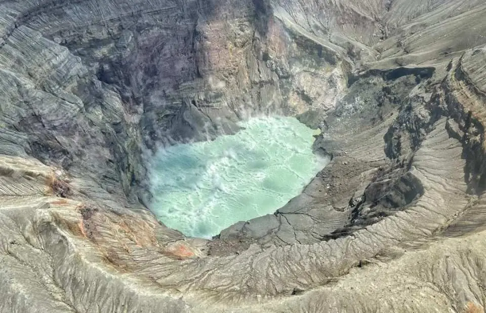 Standing on the edge of Mount Aso's crater, feel the heartbeat of the earth. The billowing smoke, the vast grasslands—every breath of air is filled with wildness and freedom. This is not only a paradise for photography enthusiasts, but also the perfect place to get close to nature and release stress.